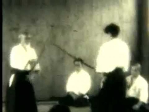 O Sensei Morihei Ueshiba pratiquant les armes avec Maitre Nobuyoshi Tamura jeune